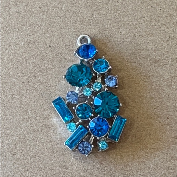 Silver tone Pendant with shades of blue crystals - Picture 3 of 5